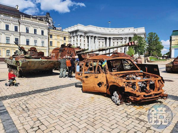 A先生夫妻前往烏克蘭時，正值烏俄戰爭，首都基輔廣場上還可看到被炸毀的車輛。（讀者提供）