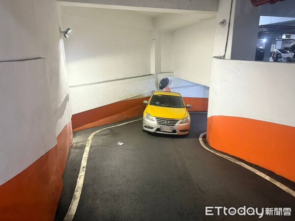 ▲▼新北淡水社區車道計程車輾過醉男。（圖／記者陳以昇翻攝）