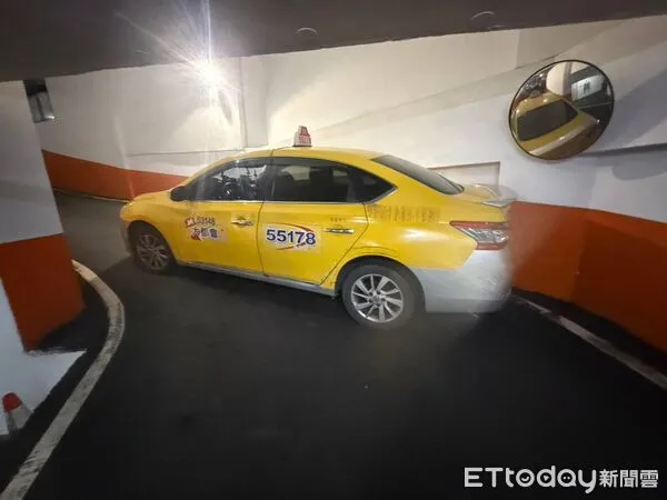 ▲▼新北淡水社區車道計程車輾過醉男。（圖／記者陳以昇翻攝）