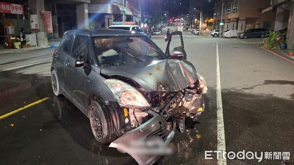 ▲▼高雄汽車深夜自撞電線桿，車頭撞爛起火狂燒！駕駛驚險被救出。（圖／記者賴文萱翻攝）
