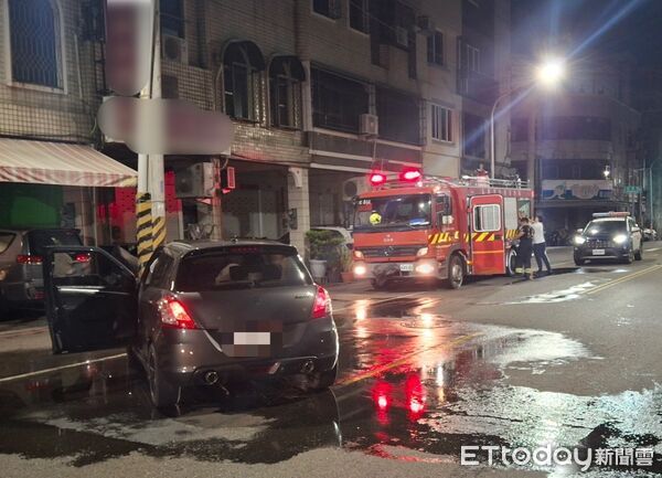 ▲▼高雄汽車深夜自撞電線桿，車頭撞爛起火狂燒！駕駛驚險被救出。（圖／記者賴文萱翻攝）