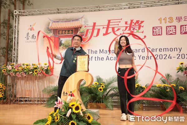 ▲台南市「市長陪你拍」第3場在慈濟高中登場，黃偉哲市長與631位學子逐一合影，氣氛熱烈。（記者林東良翻攝，下同）