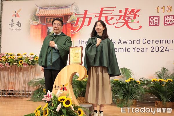 ▲台南市「市長陪你拍」第3場在慈濟高中登場，黃偉哲市長與631位學子逐一合影，氣氛熱烈。（記者林東良翻攝，下同）