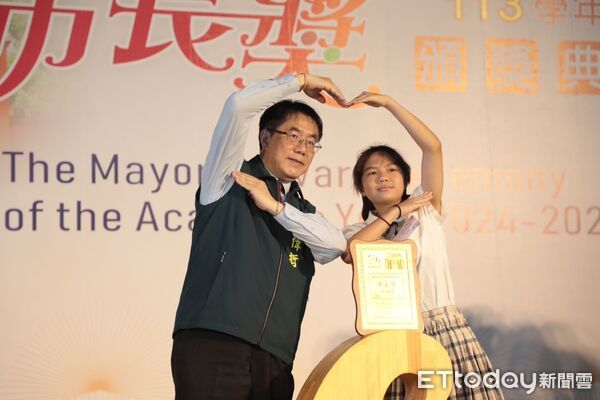 ▲台南市長黃偉哲在市長獎頒獎典禮與學生創意合照，用笑容與肢體語言留下最溫暖的青春記憶。（記者林東良翻攝，下同）