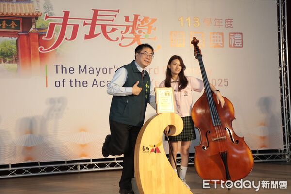 ▲台南市長黃偉哲在市長獎頒獎典禮與學生創意合照，用笑容與肢體語言留下最溫暖的青春記憶。（記者林東良翻攝，下同）