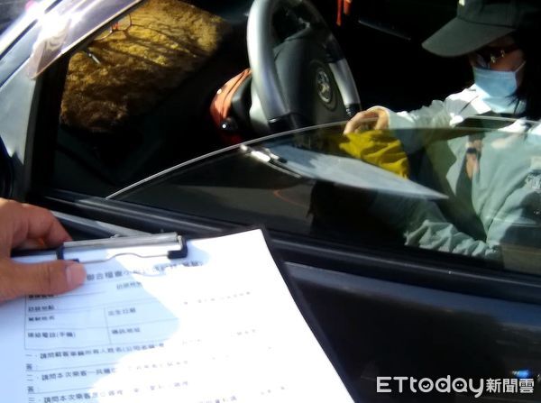 ▲台南市交通局與警方聯手查緝白牌車，近期於新市火車站查獲違規車輛當場開罰10萬元。（記者林東良翻攝）