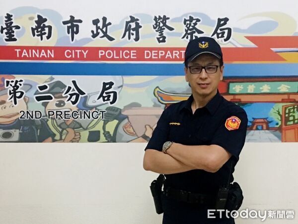 ▲台南市警二分局副隊長楊義雄創立粉專10年，筆鋒幽默貼地氣，成功推動警政社群化，將於今年7月退休。（記者林東良翻攝，下同）