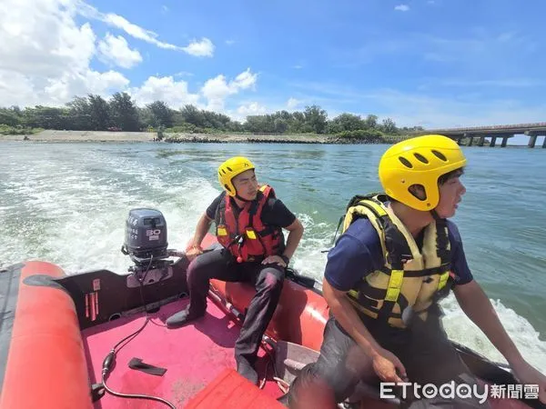 ▲消防與海巡單位持續於安平區四草大橋一帶水域搜救落水民眾，出動船艇與無人機全力搜救。（記者林東良翻攝，下同）