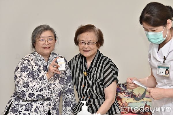 ▲▼亞東醫院今日率先完成早期阿茲海默症新藥「欣智樂」施打,首例為83歲女性患者。該藥與「樂意保」同為20年來首見針對失智症病因研發的創新療法,標誌台灣失智治療邁入新里程 。（圖／記者李毓康攝）