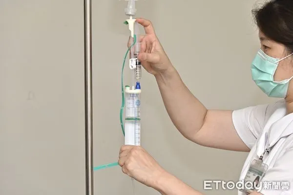 ▲▼亞東醫院今日率先完成早期阿茲海默症新藥「欣智樂」施打,首例為83歲女性患者。該藥與「樂意保」同為20年來首見針對失智症病因研發的創新療法,標誌台灣失智治療邁入新里程。（圖／記者李毓康攝）