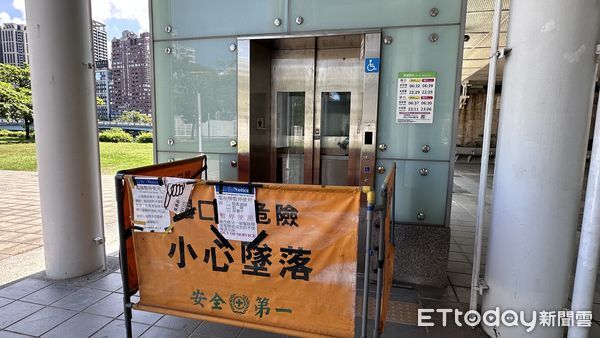 ▲▼ ▲▼高捷出包！82歲老翁深夜受困輕軌電梯　「遭囚1小時」癱軟救出。（圖／記者賴文萱攝）