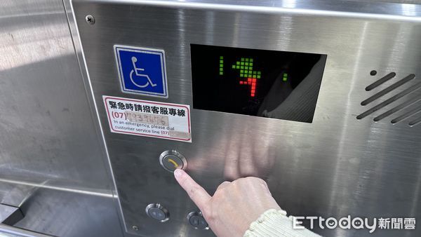 ▲▼ ▲▼高捷出包！82歲老翁深夜受困輕軌電梯　「遭囚1小時」癱軟救出。（圖／記者賴文萱攝）