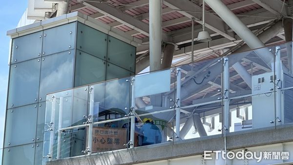▲▼ ▲▼高捷出包！82歲老翁深夜受困輕軌電梯　「遭囚1小時」癱軟救出。（圖／記者賴文萱攝）