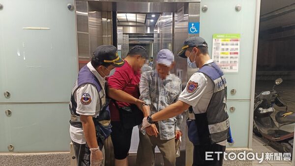 ▲▼高捷出包！82歲老翁深夜受困輕軌電梯　「遭囚1小時」癱軟救出。（圖／記者賴文萱翻攝）