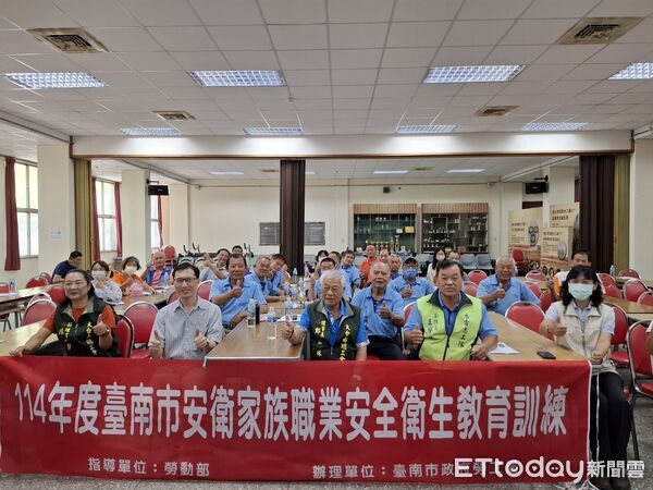 ▲台南市勞工局於善化啤酒廠舉辦安衛教育訓練，強化做工行善團志工安全意識。（記者林東良翻攝，下同）