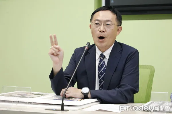 ▲▼民進黨立院黨團由委員吳思瑤、李坤城、陳培瑜共同召開「造假民意還鬥爭公民，做賊的喊抓賊違法批合法」記者會。（圖／記者湯興漢攝）