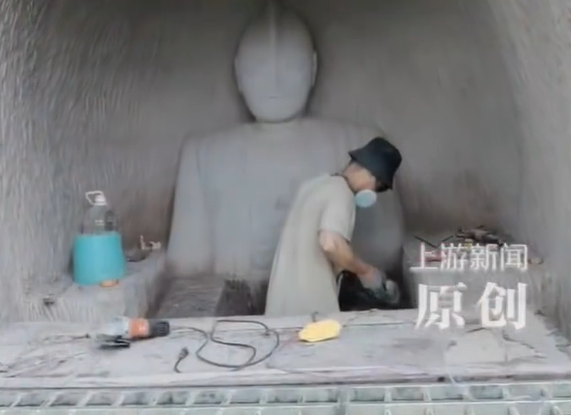 ▲▼男子雕刻的過程。（圖／翻攝自微博）