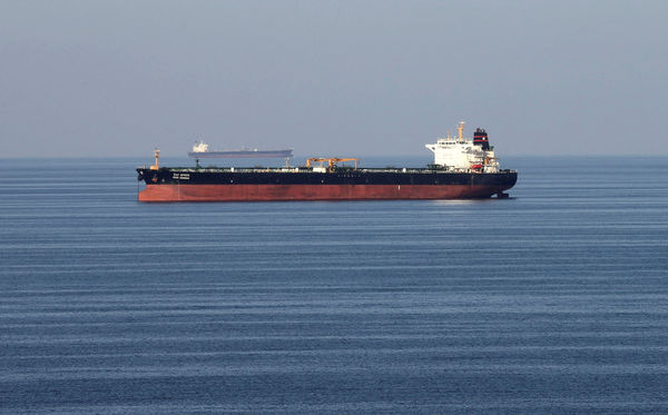 ▲▼一艘油輪正通過荷姆茲海峽。（圖／路透）
