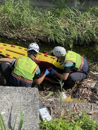 ▲彰化女騎士疑因恍神噴飛掉落2米深大排。（圖／記者唐詠絮翻攝）