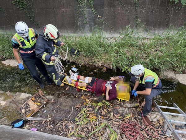 ▲彰化女騎士疑因恍神噴飛掉落2米深大排。（圖／記者唐詠絮翻攝）