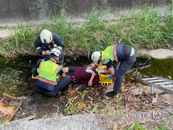 ▲彰化女騎士疑因恍神噴飛掉落2米深大排。（圖／記者唐詠絮翻攝）
