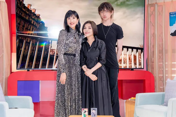 ▲▼張清芳（中）攜大兒子Nathan（右）登上《TVBS看板人物》，左為主持人方念華 。（圖／TVBS提供）