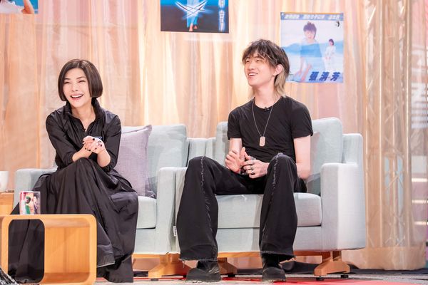 ▲▼張清芳（中）攜大兒子Nathan（右）登上《TVBS看板人物》，左為主持人方念華 。（圖／TVBS提供）