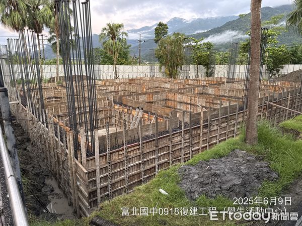▲▼富北國中教師宿舍與活動中心已完成地坪回填，並進行配管與鋼筋綁紮施工。（圖／花蓮縣政府提供，下同）