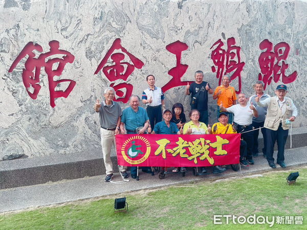 ▲睽違36年！全國肢體傷殘聯合總會「不老戰士」在台南南鯤鯓會館歡喜合照，重溫昔日情誼。（記者林東良攝）