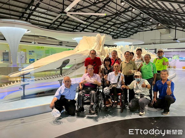 ▲睽違36年！全國肢體傷殘聯合總會「不老戰士」在台南南鯤鯓會館歡喜合照，重溫昔日情誼。（記者林東良攝）