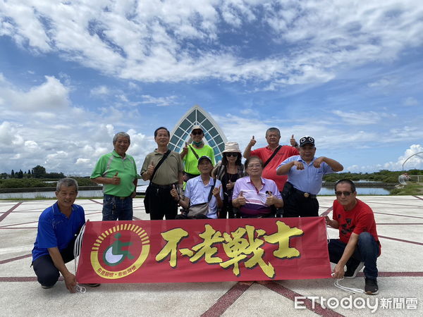 ▲睽違36年！全國肢體傷殘聯合總會「不老戰士」在台南南鯤鯓會館歡喜合照，重溫昔日情誼。（記者林東良攝）