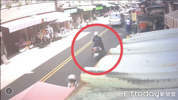 ▲▼嘉義員警撞傷騎腳踏車的老人。（圖／記者翁伊森翻攝，下同）