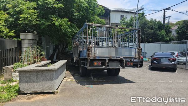 ▲國道1號苗栗銅鑼路段，中午發生毛豬跳車釀碰撞事故，將牠吊掛上車沒有多久即猝死，警方對駕駛開出罰單。（圖／記者楊永盛翻攝）