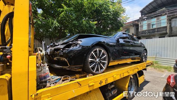 ▲國道1號苗栗銅鑼路段，中午發生毛豬跳車釀碰撞事故，將牠吊掛上車沒有多久即猝死，警方對駕駛開出罰單。（圖／記者楊永盛翻攝）