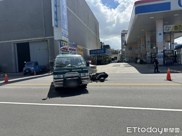 ▲▼小貨車加完油違規左轉釀禍　機車猛撞車頭爛了&hellip;19歲騎士送醫。（圖／記者賴文萱翻攝）
