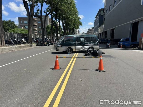 ▲▼小貨車加完油違規左轉釀禍　機車猛撞車頭爛了&hellip;19歲騎士送醫。（圖／記者賴文萱翻攝）