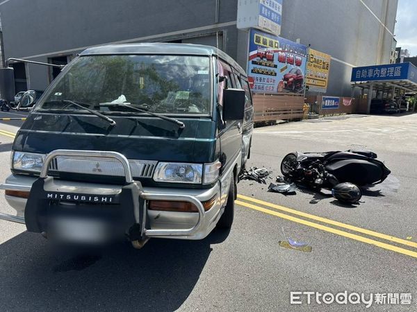 ▲▼小貨車加完油違規左轉釀禍　機車猛撞車頭爛了&hellip;19歲騎士送醫。（圖／記者賴文萱翻攝）