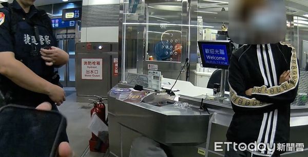 ▲▼溫男在捷運車廂吸食含有依托咪酯的電子煙，遭警方攔截逮捕             。（圖／記者陳以昇翻攝）