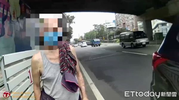 ▲西園所警員戴京橋、林宏瑋到場攔車帶老翁離開快速道路、化解危機。（圖／記者張君豪翻攝）