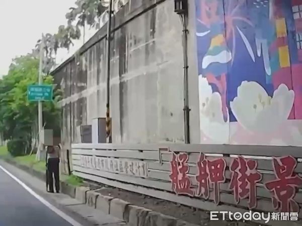 ▲西園所警員戴京橋、林宏瑋到場攔車帶老翁離開快速道路、化解危機。（圖／記者張君豪翻攝）