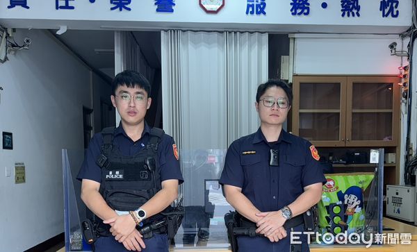 ▲西園所警員戴京橋、林宏瑋到場攔車帶老翁離開快速道路、化解危機。（圖／記者張君豪翻攝）