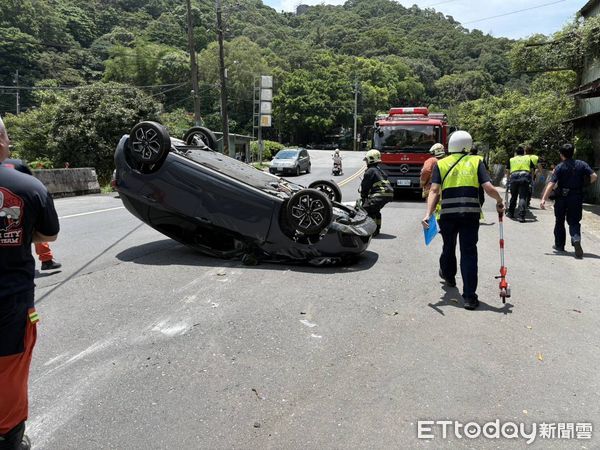 ▲▼王男疑身體不適失去意識，自撞山壁後車翻覆             。（圖／記者陳以昇翻攝）