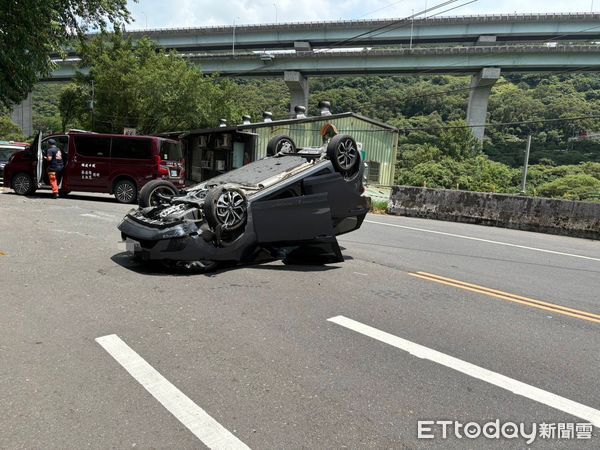 ▲▼王男疑身體不適失去意識，自撞山壁後車翻覆             。（圖／記者陳以昇翻攝）