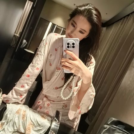 ▲劉亦菲身穿白色睡衣，散發高雅氣質。（圖／翻攝自Instagram／yifei_cc）