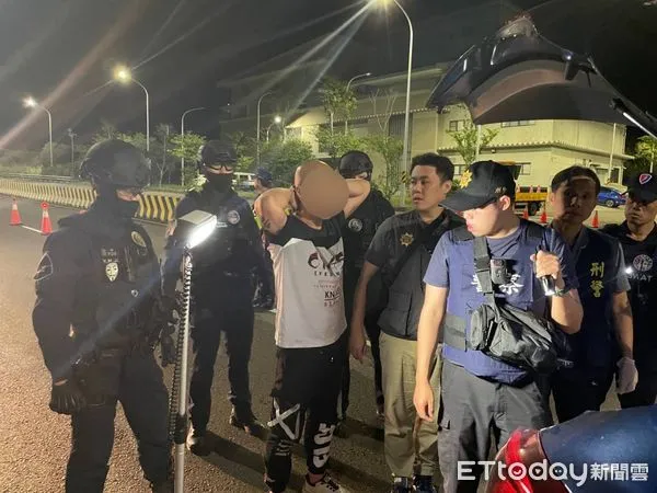 ▲台東警方隧道攔毒販 。（圖／記者楊晨東翻攝）