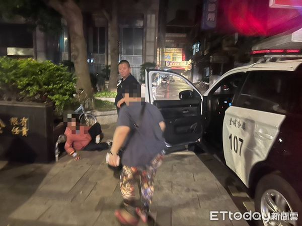 ▲▼金門翁獨自就醫失聯坐路邊。（圖／記者林名揚翻攝）