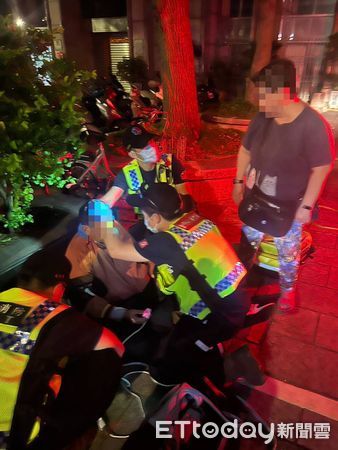 ▲▼金門翁獨自就醫失聯坐路邊。（圖／記者林名揚翻攝）