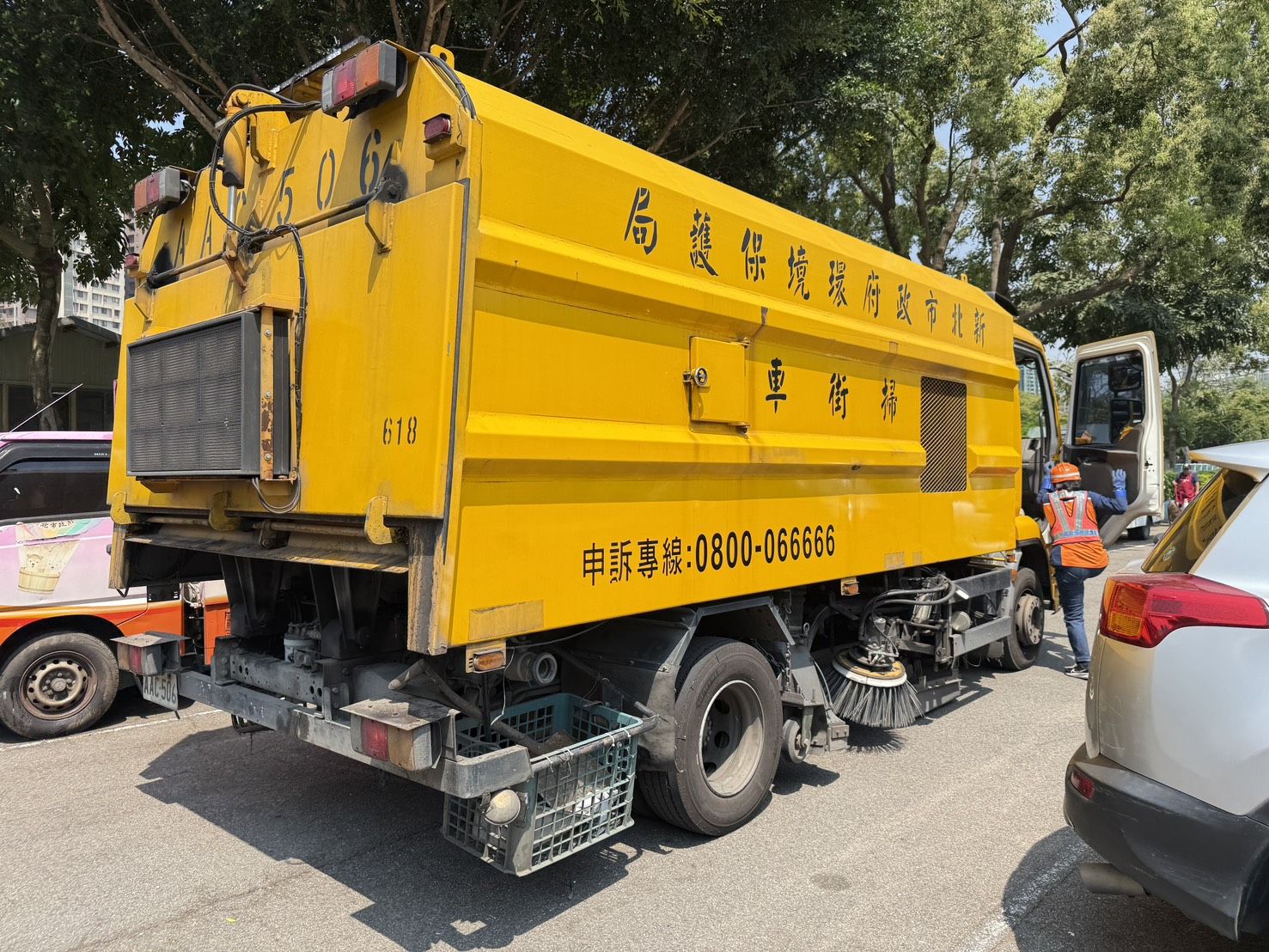 ▲新北掃街車暗藏喵星人 動保員救援過程全紀錄。（圖／新北市動保處提供）
