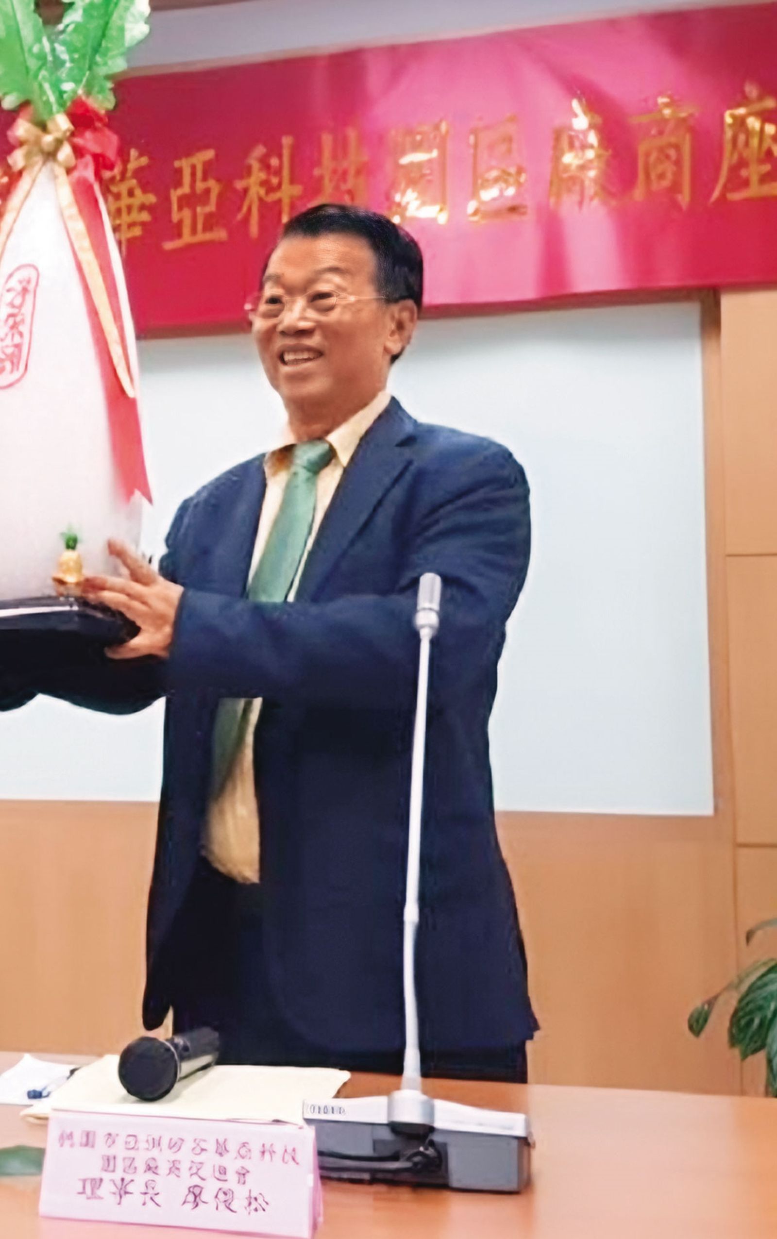 廖俊松（圖）籌組華亞園區重劃會，被控以500萬元行賄鄭文燦，不過，監聽譯文顯示是他赴官邸硬塞錢至桌底，真相待法院釐清。（翻攝畫面）