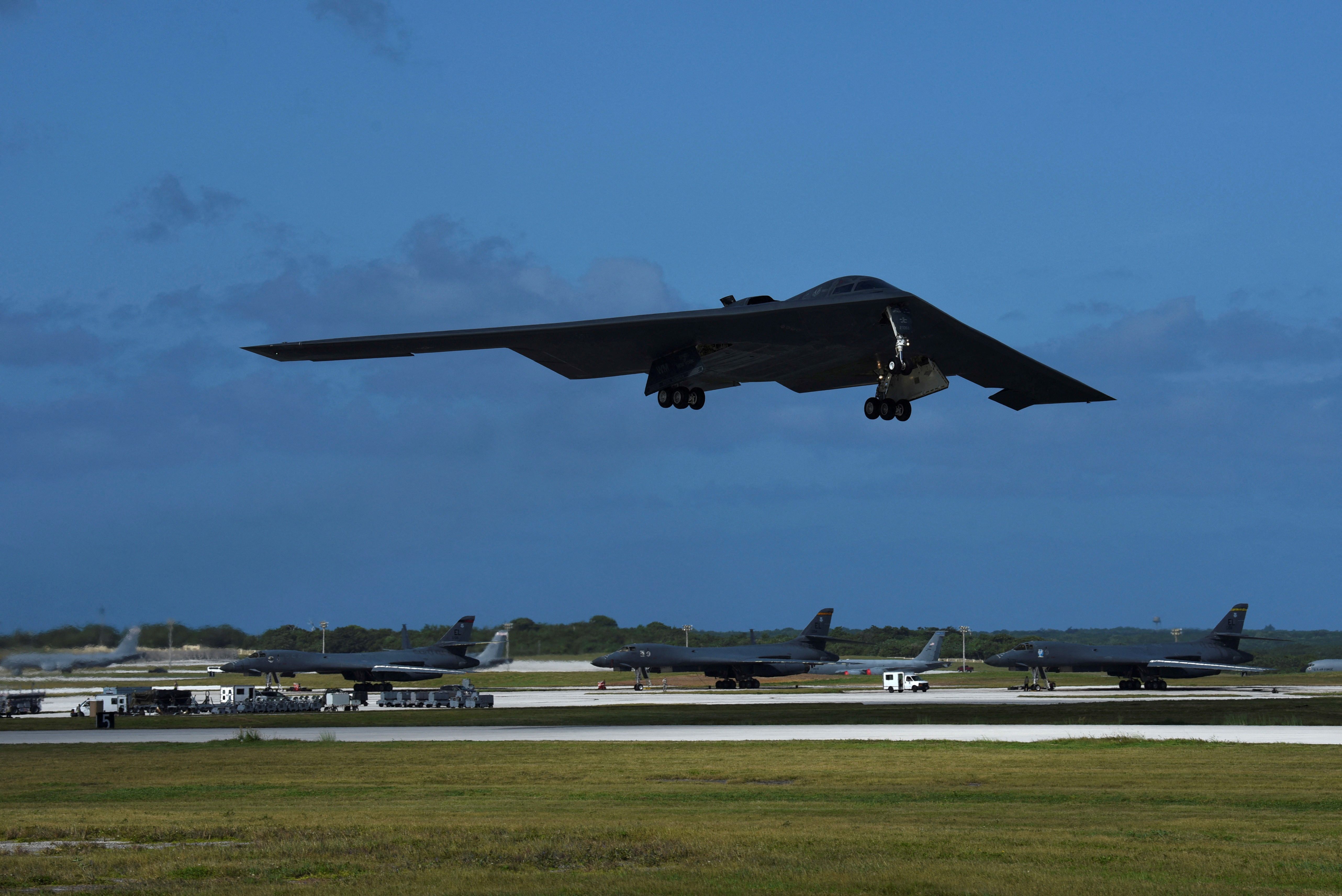 ▲▼美軍B-2轟炸機（B-2 bomber）自美國密蘇里州懷特曼空軍基地（Whiteman Air Force Base）。（圖／路透）
